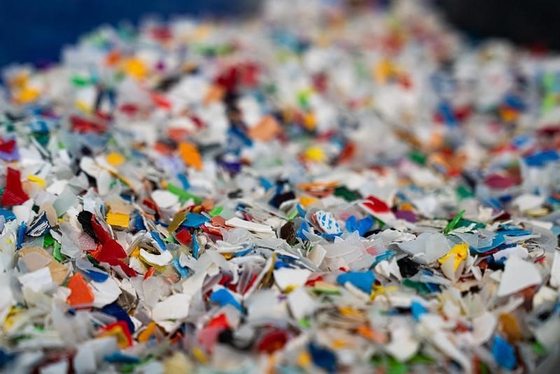 Produk plastik yang sudah tidak terpakai dapat didaur ulang menjadi produk plastik lain