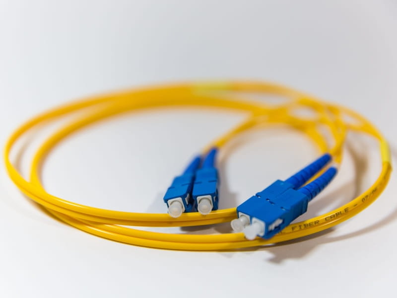 Kabel fiber berwarna kuning dan biru yang umum ditemukan berbahan pvc dapat mengisolasi dan melindungi kabel listrik dengan baik