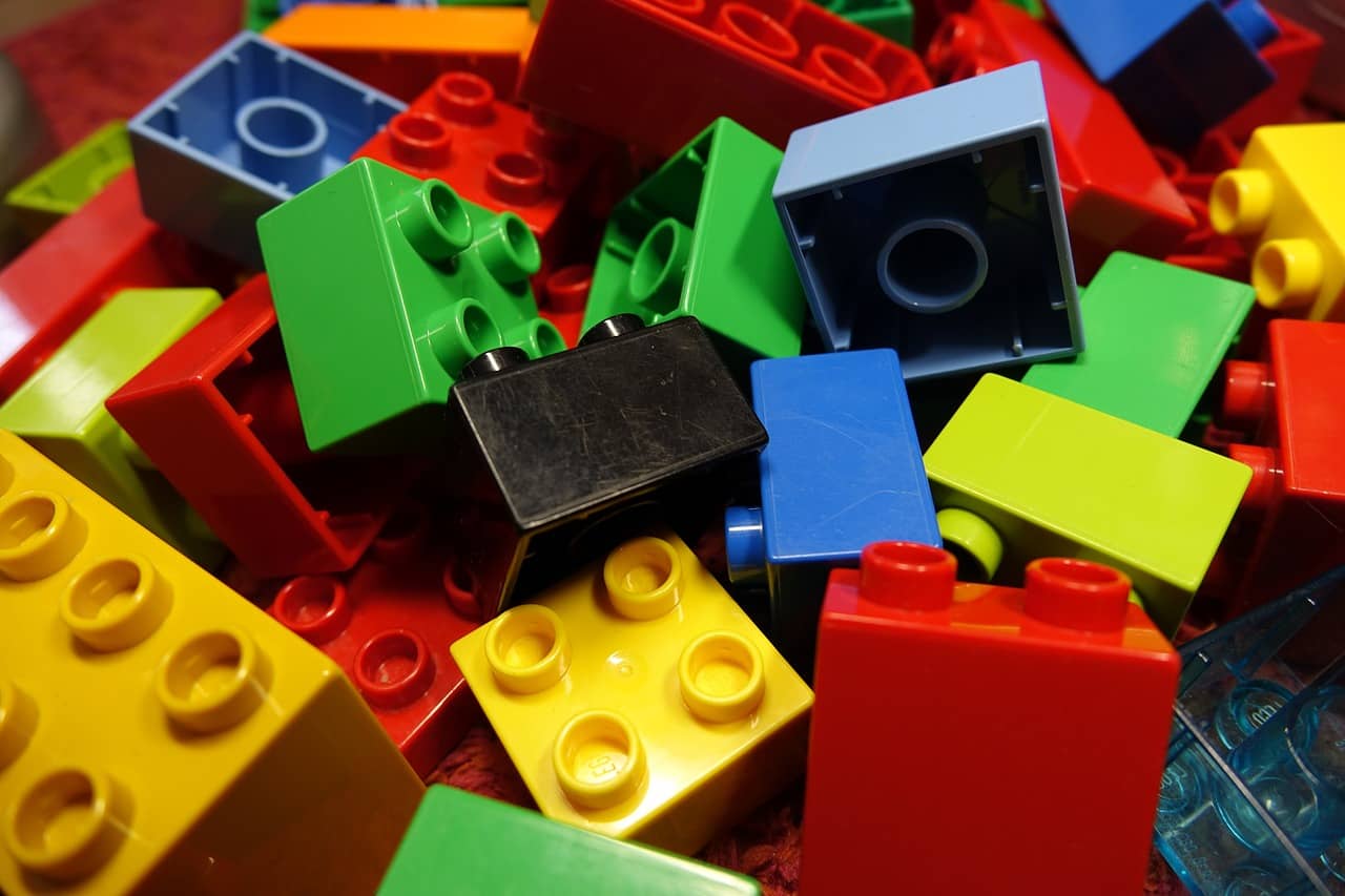 Mainan balok plastik warna-warni terbuat dari material termoplastik yang mudah didaur ulang