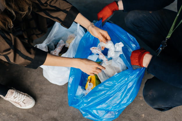 Sampah plastik yang sudah dikumpulkan dalam kantong disortir, karena proses daur ulang plastik akan berbeda berdasarkan jenis plastiknya