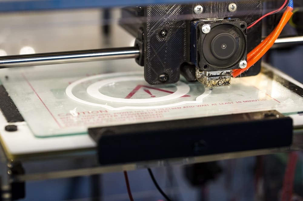 Proses 3d printing menggunakan plastik sebagai material yang nantinya akan dibentuk