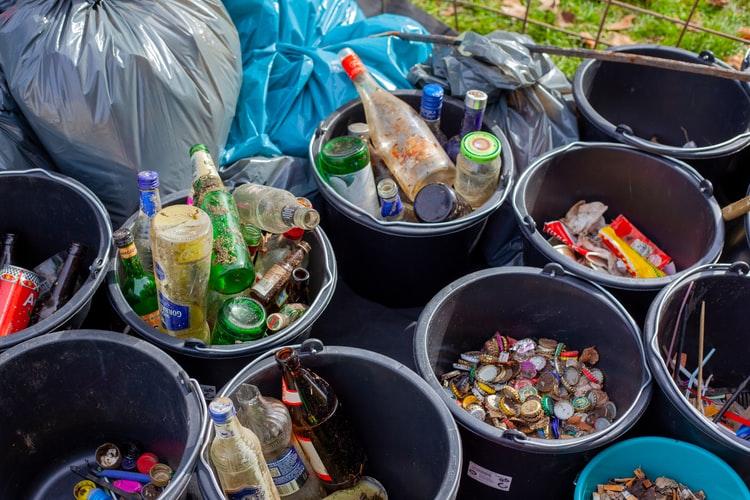 Sampah plastik dikumpulkan di dalam ember untuk dilakukan proses daur ulang plastik