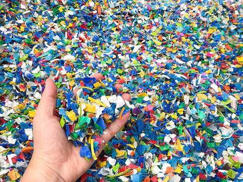 Sampah plastik sudah dipotong menjadi serpihan-serpihan kecil untuk proses daur ulang plastik